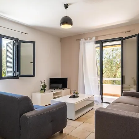 Cozy With Pool Apartment *